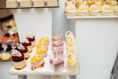 Parti için farklı tatlılar tablo. Şeker çubuğu. 