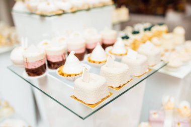 Parti için farklı tatlılar tablo. Şeker çubuğu. 