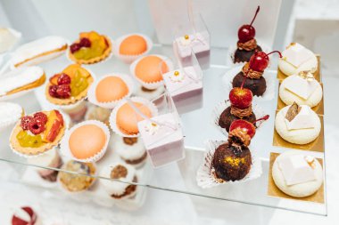 Parti için farklı tatlılar tablo. Şeker çubuğu. 