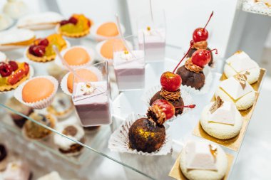 Parti için farklı tatlılar tablo. Şeker çubuğu. 