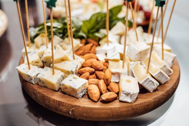 Peynir yemek tatma. Lezzetli peynir masanın üzerinde. Tablo setti