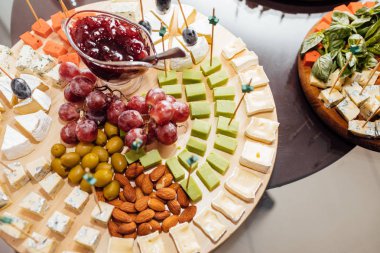 Peynir yemek tatma. Lezzetli peynir masanın üzerinde. Tablo setti