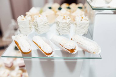 Parti için farklı tatlılar tablo. Şeker çubuğu. 