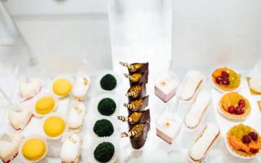 Parti için farklı tatlılar tablo. Şeker çubuğu. 