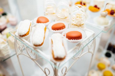 Parti için farklı tatlılar tablo. Şeker çubuğu. 