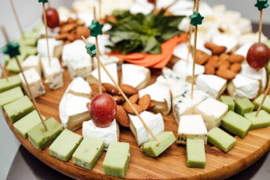 Peynir yemek tatma. Lezzetli peynir masanın üzerinde. Tablo setti