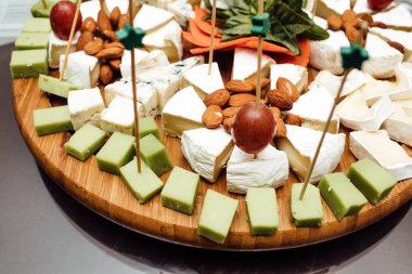 Peynir yemek tatma. Lezzetli peynir masanın üzerinde. Tablo setti