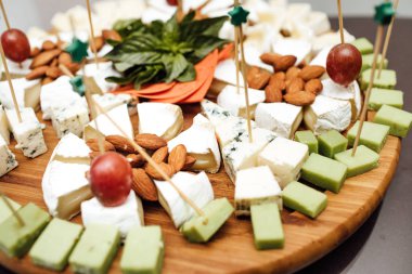 Peynir yemek tatma. Lezzetli peynir masanın üzerinde. Tablo setti