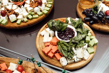 Peynir yemek tatma. Lezzetli peynir masanın üzerinde. Tablo setti