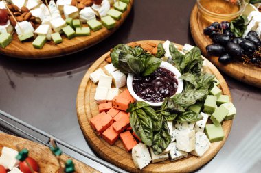 Peynir yemek tatma. Lezzetli peynir masanın üzerinde. Tablo setti