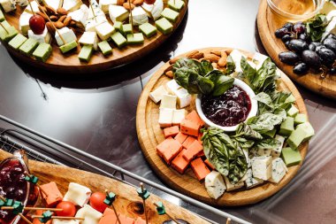 Peynir yemek tatma. Lezzetli peynir masanın üzerinde. Tablo setti