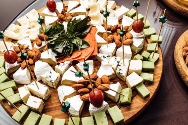 Peynir yemek tatma. Lezzetli peynir masanın üzerinde. Tablo setti