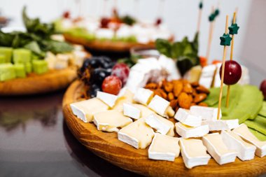 Peynir yemek tatma. Lezzetli peynir masanın üzerinde. Tablo setti