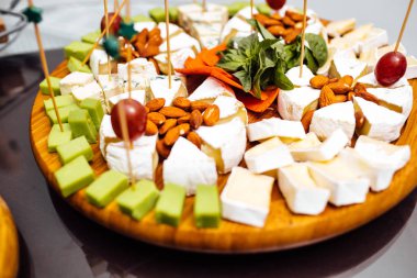 Peynir yemek tatma. Lezzetli peynir masanın üzerinde. Tablo setti