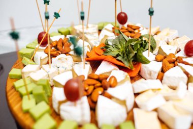 Peynir yemek tatma. Lezzetli peynir masanın üzerinde. Tablo setti