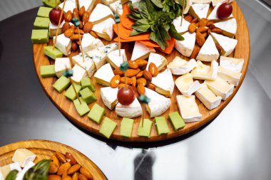 Peynir yemek tatma. Lezzetli peynir masanın üzerinde. Tablo setti