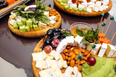 Peynir yemek tatma. Lezzetli peynir masanın üzerinde. Tablo setti