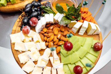 Peynir yemek tatma. Lezzetli peynir masanın üzerinde. Tablo setti