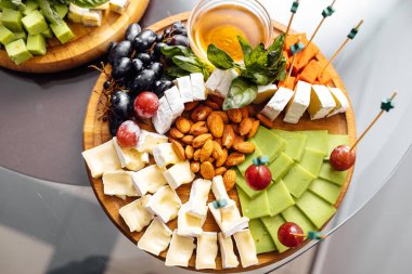 Peynir yemek tatma. Lezzetli peynir masanın üzerinde. Tablo setti