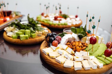 Peynir yemek tatma. Lezzetli peynir masanın üzerinde. Tablo setti