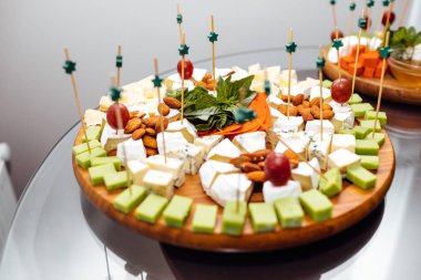 Peynir yemek tatma. Lezzetli peynir masanın üzerinde. Tablo setti