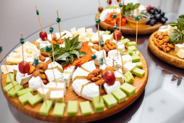 Peynir yemek tatma. Lezzetli peynir masanın üzerinde. Tablo setti