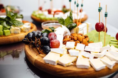 Peynir yemek tatma. Lezzetli peynir masanın üzerinde. Tablo setti