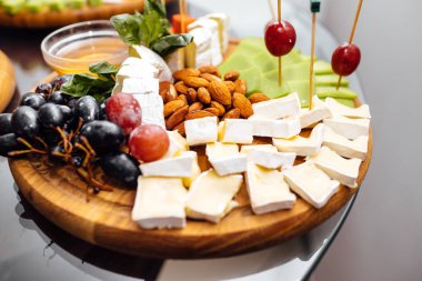 Peynir yemek tatma. Lezzetli peynir masanın üzerinde. Tablo setti