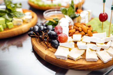 Peynir yemek tatma. Lezzetli peynir masanın üzerinde. Tablo setti