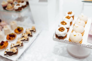 Parti için farklı tatlılar tablo. Şeker çubuğu. 