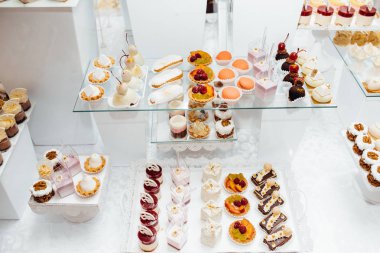 Parti için farklı tatlılar tablo. Şeker çubuğu. 