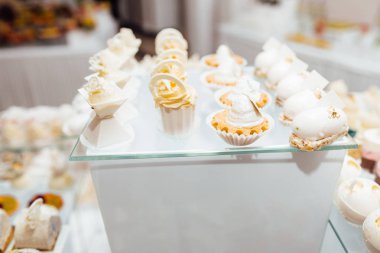 Parti için farklı tatlılar tablo. Şeker çubuğu. 