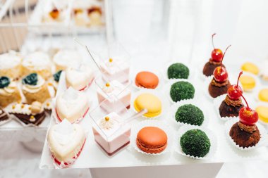 Parti için farklı tatlılar tablo. Şeker çubuğu. 