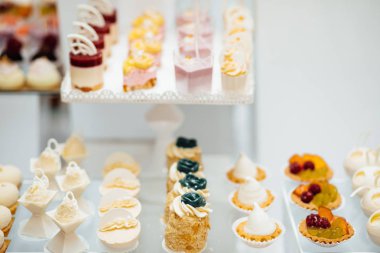 Parti için farklı tatlılar tablo. Şeker çubuğu. 