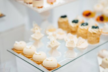 Parti için farklı tatlılar tablo. Şeker çubuğu. 