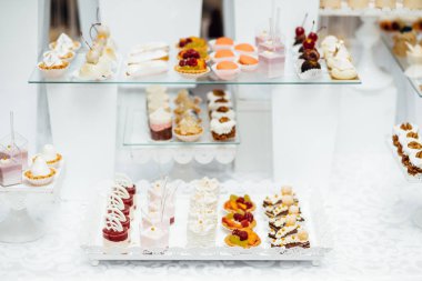 Parti için farklı tatlılar tablo. Şeker çubuğu. 