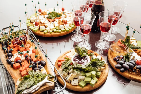 Peynir yemek tatma. Lezzetli peynir masanın üzerinde. Tablo setti