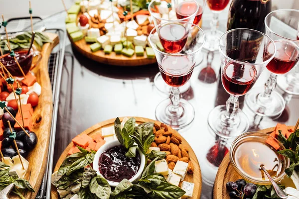 Peynir yemek tatma. Lezzetli peynir masanın üzerinde. Tablo setti