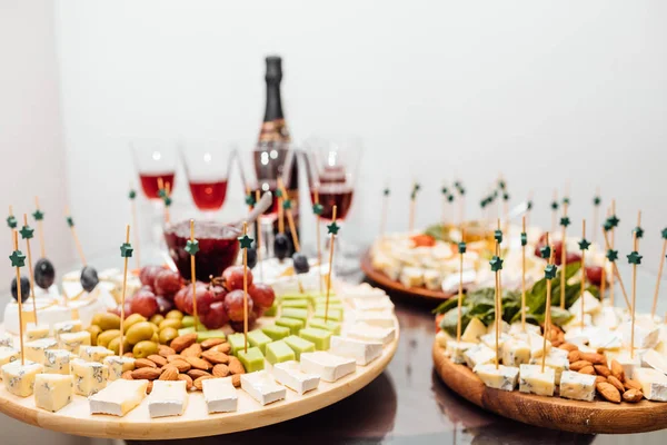 Peynir yemek tatma. Lezzetli peynir masanın üzerinde. Tablo setti