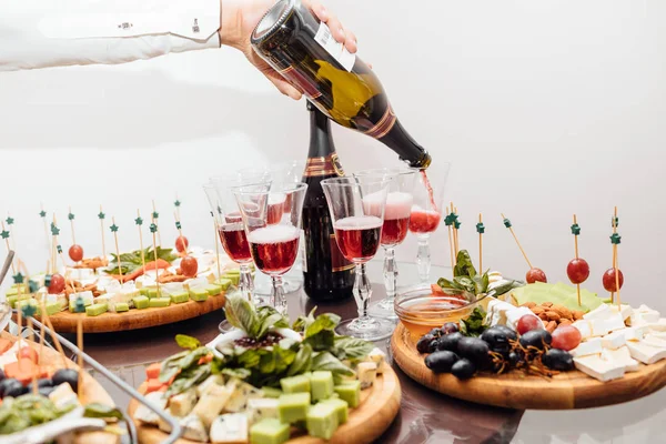 Peynir yemek tatma. Lezzetli peynir masanın üzerinde. Tablo setti