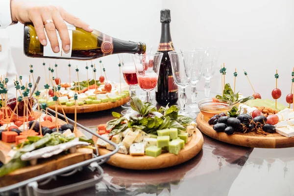 Peynir yemek tatma. Lezzetli peynir masanın üzerinde. Tablo setti