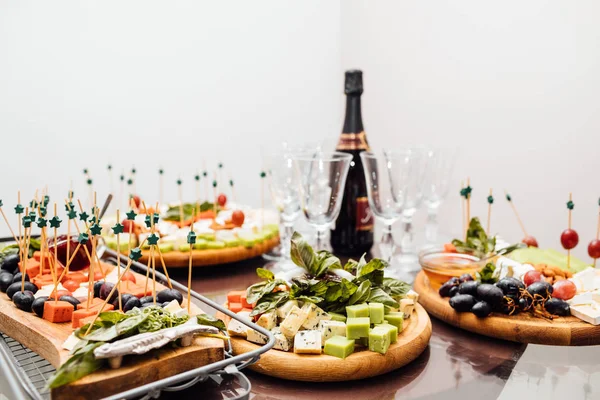 Peynir yemek tatma. Lezzetli peynir masanın üzerinde. Tablo setti