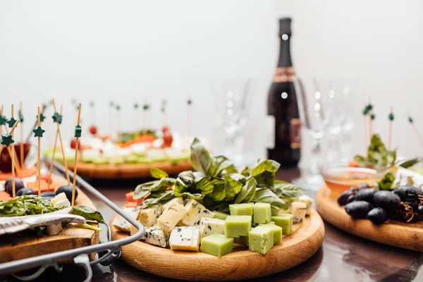 Kompozisyon peynir ve şarap. Lezzetli peynir masanın üzerinde. Peynir tablo türleri. Üstten görünüm. Kopya alanı.