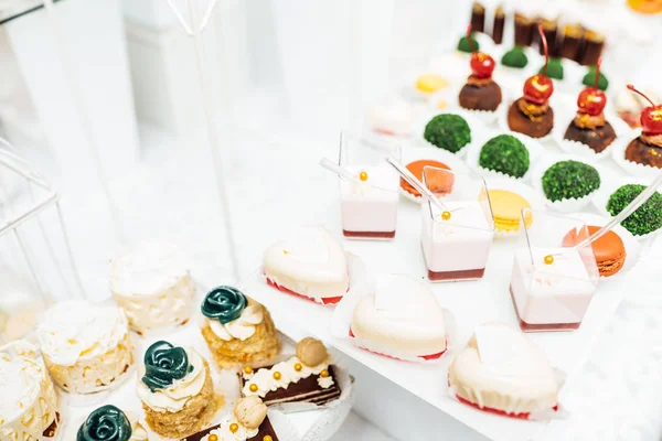 Parti için farklı tatlılar tablo. Şeker çubuğu. 