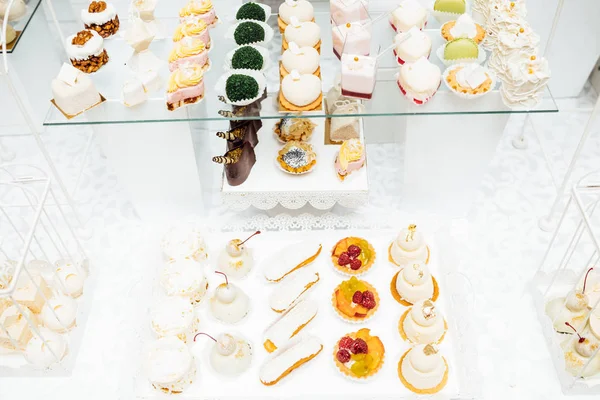 Parti için farklı tatlılar tablo. Şeker çubuğu. 
