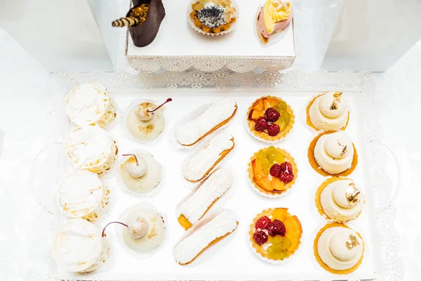 Parti için farklı tatlılar tablo. Şeker çubuğu. 