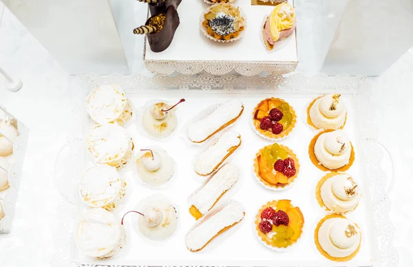 Parti için farklı tatlılar tablo. Şeker çubuğu. 