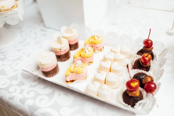 Parti için farklı tatlılar tablo. Şeker çubuğu. — Stok fotoğraf