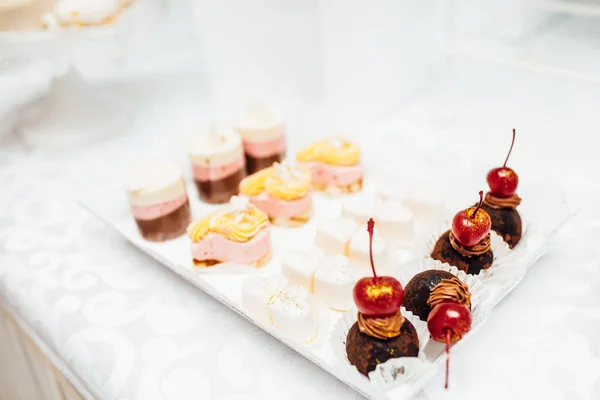 Mesa com doces diferentes para a festa. Barra de doces . — Fotografia de Stock