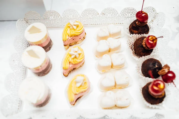 Parti için farklı tatlılar tablo. Şeker çubuğu. 